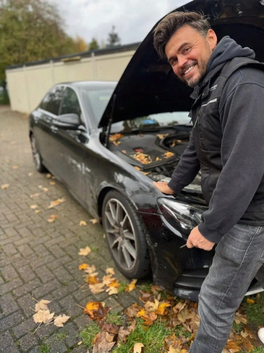Kfz Gutachter für Herten: Carsten Heiken bei der Fahrzeugbegutachtung